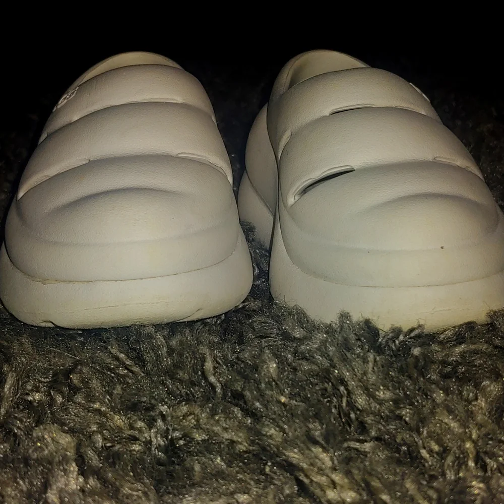 Uggs white yesh - Picture 1 of 4